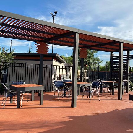 La Quinta By Wyndham Victoria - South Hotel Exterior photo