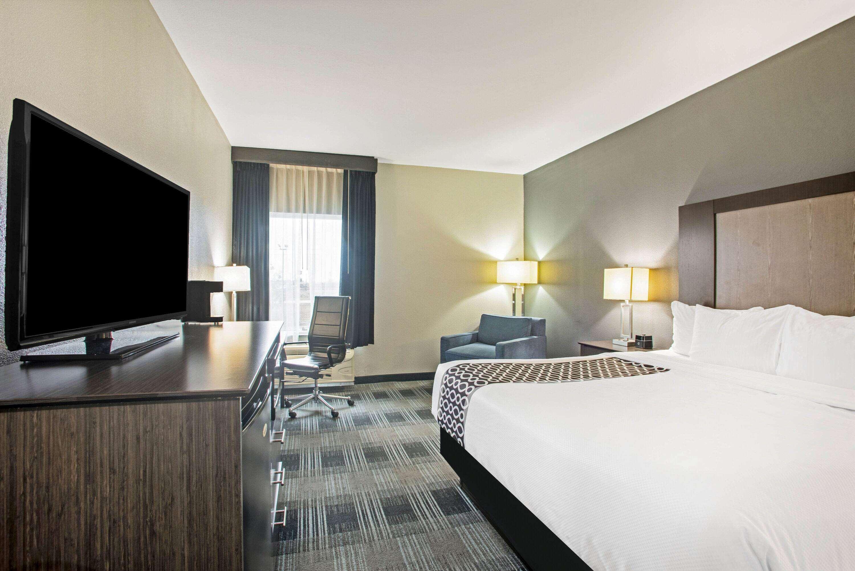 La Quinta By Wyndham Victoria - South Hotel Exterior photo