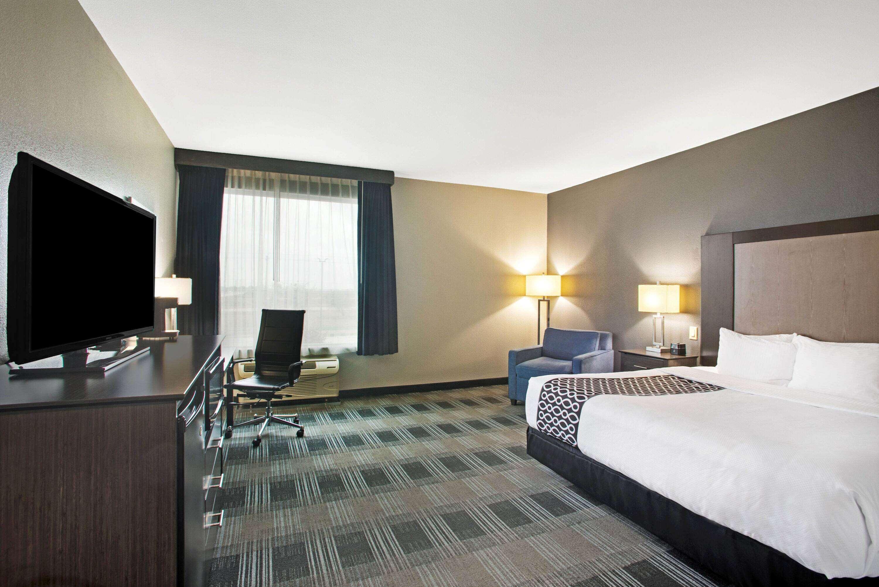 La Quinta By Wyndham Victoria - South Hotel Exterior photo
