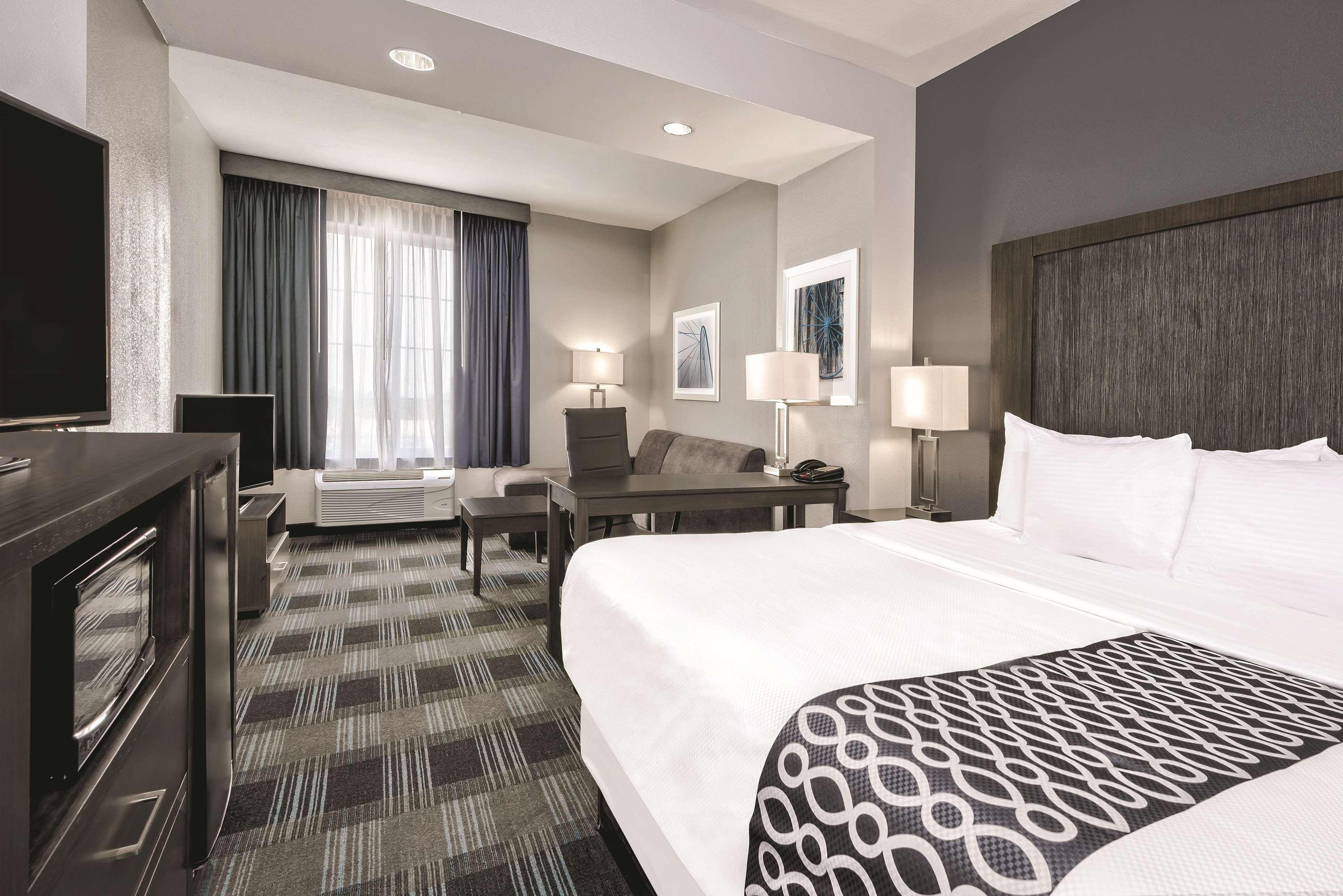 La Quinta By Wyndham Victoria - South Hotel Exterior photo