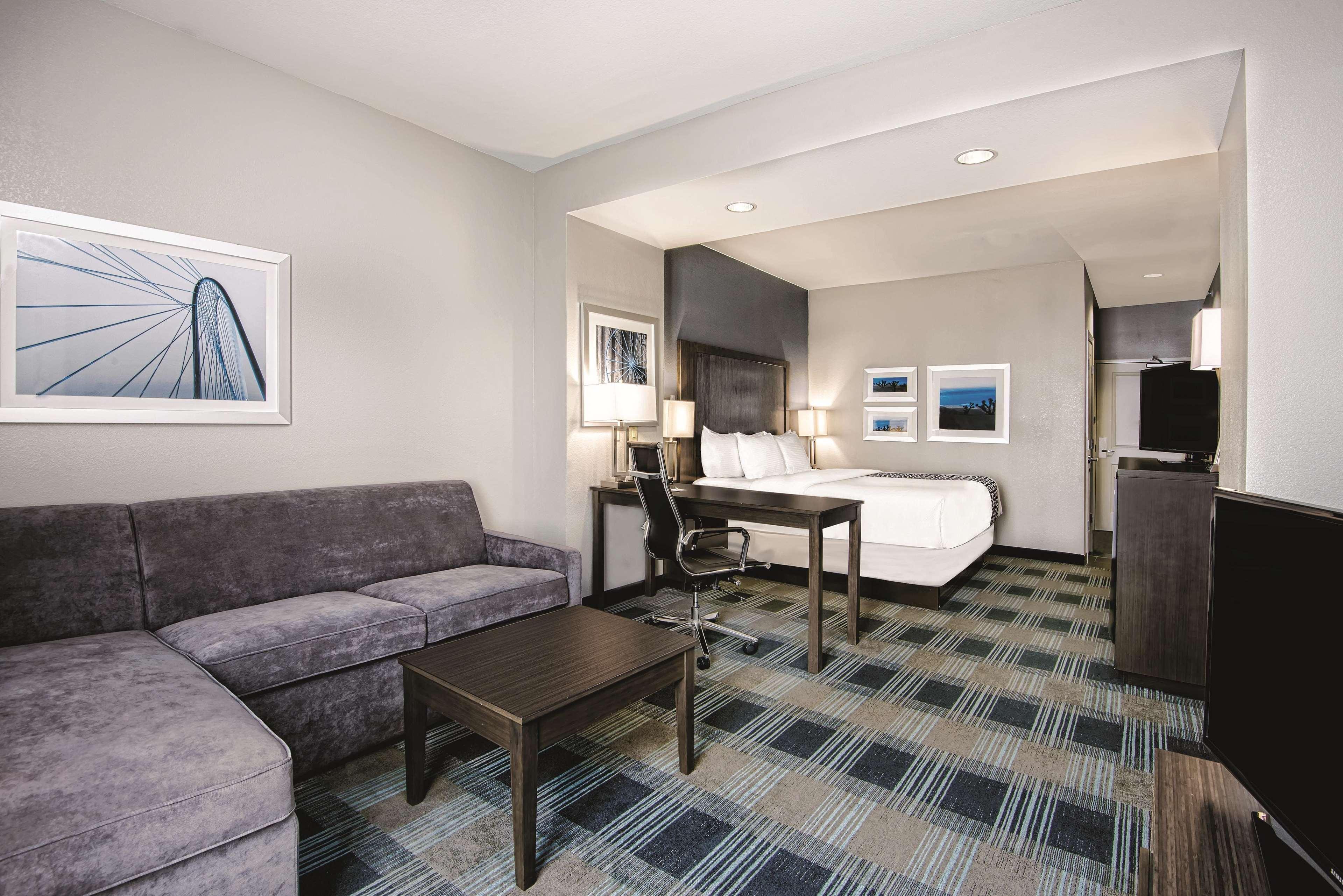 La Quinta By Wyndham Victoria - South Hotel Exterior photo