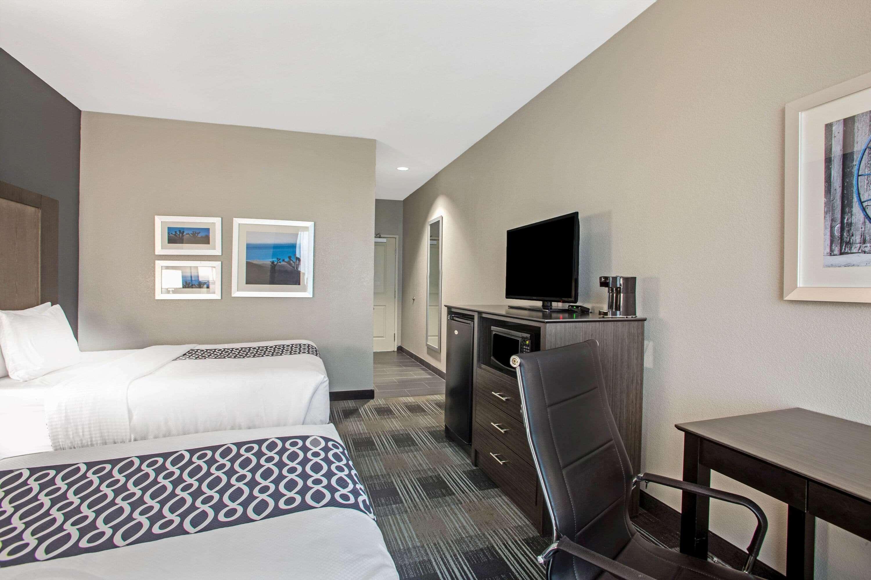 La Quinta By Wyndham Victoria - South Hotel Exterior photo