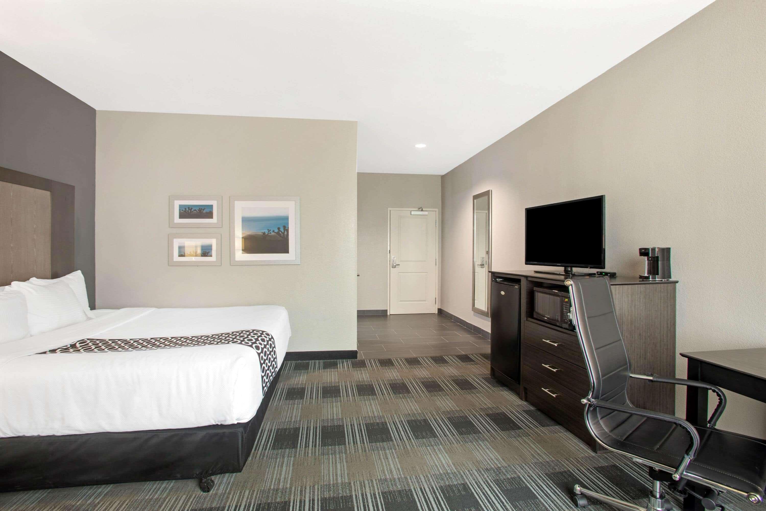 La Quinta By Wyndham Victoria - South Hotel Exterior photo