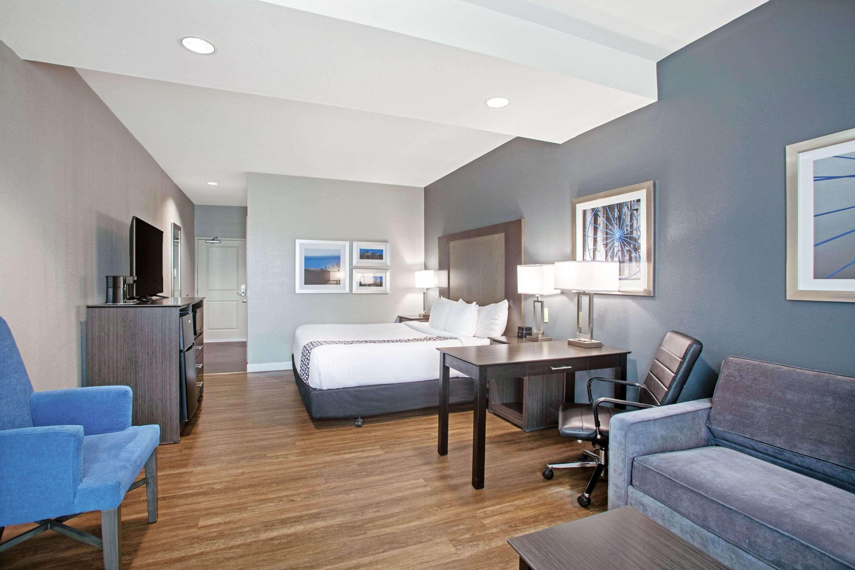 La Quinta By Wyndham Victoria - South Hotel Exterior photo