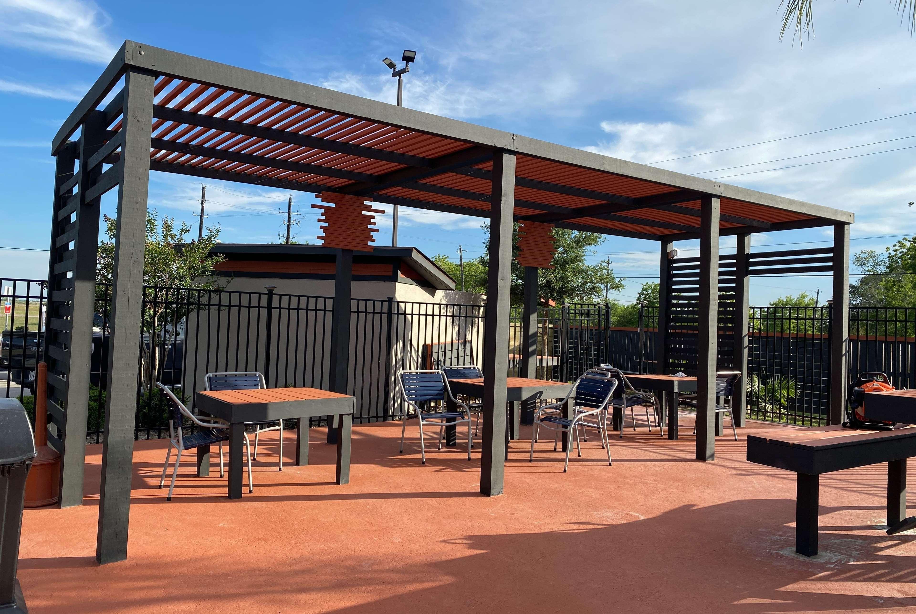 La Quinta By Wyndham Victoria - South Hotel Exterior photo
