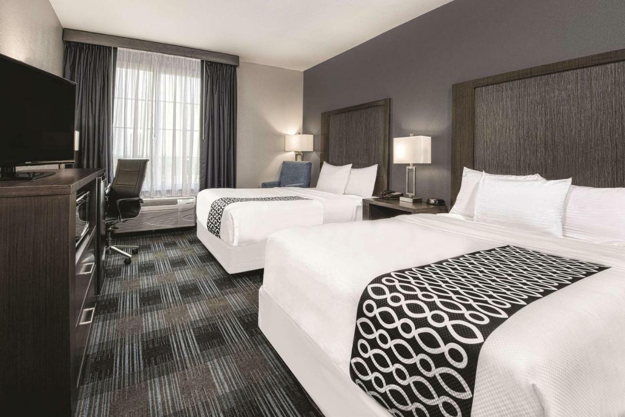 La Quinta By Wyndham Victoria - South Hotel Exterior photo