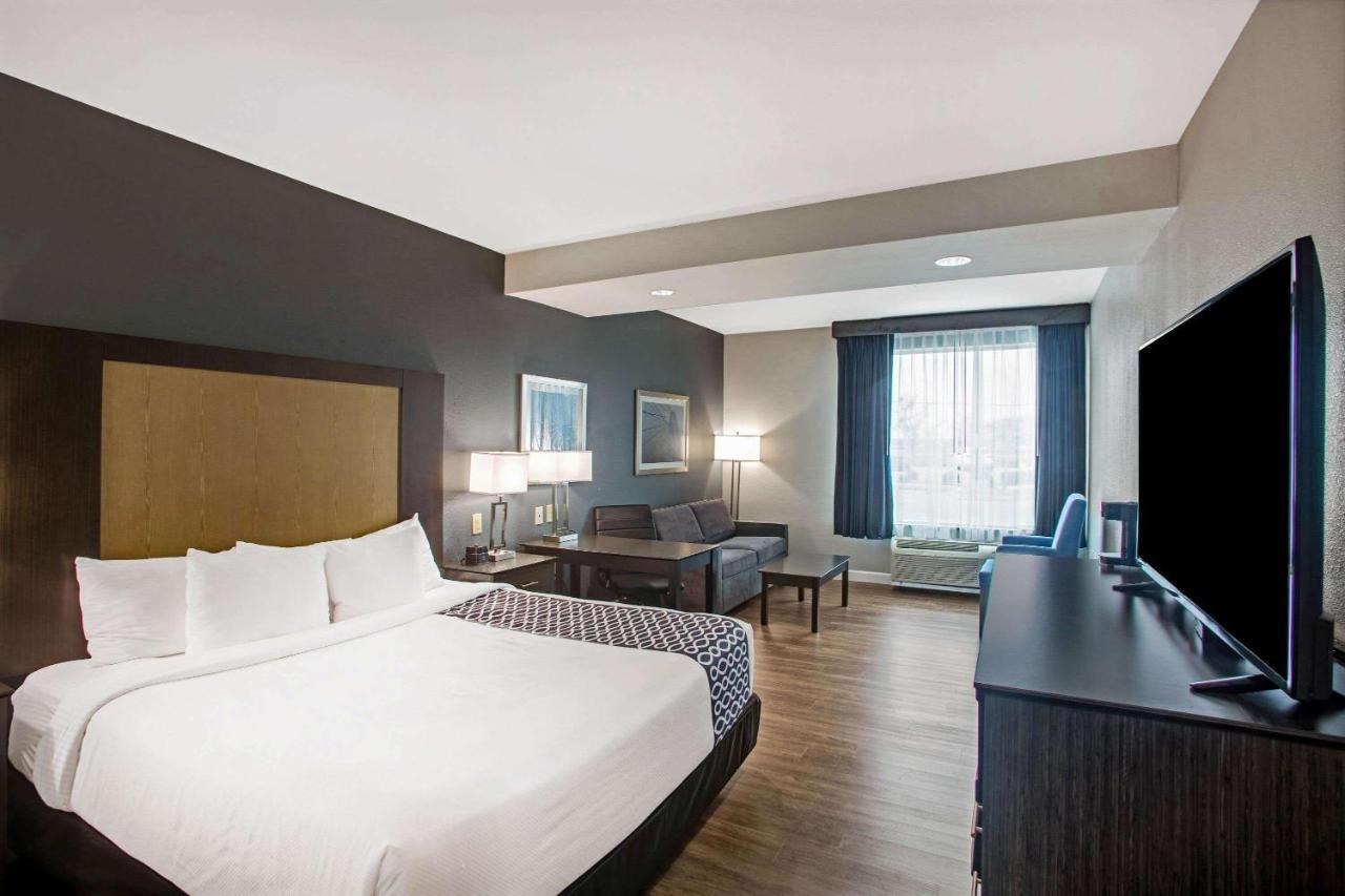 La Quinta By Wyndham Victoria - South Hotel Exterior photo